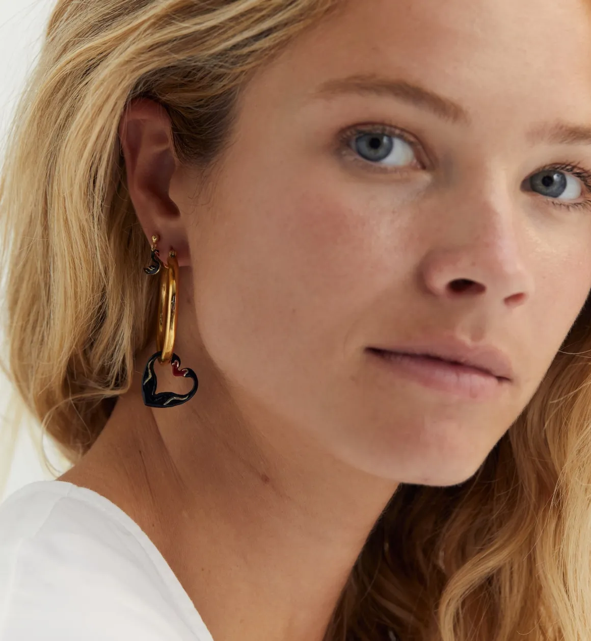 Anna + Nina ​Verguld | Zilver & Verzilverd | Single Black Swan Stud Earring