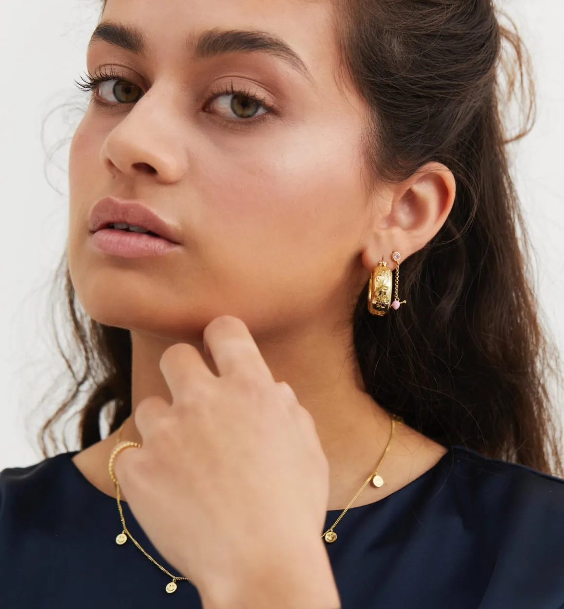 Anna + Nina ​Verguld | Zilver & Verzilverd | Single Cupid Stud Chain Earring